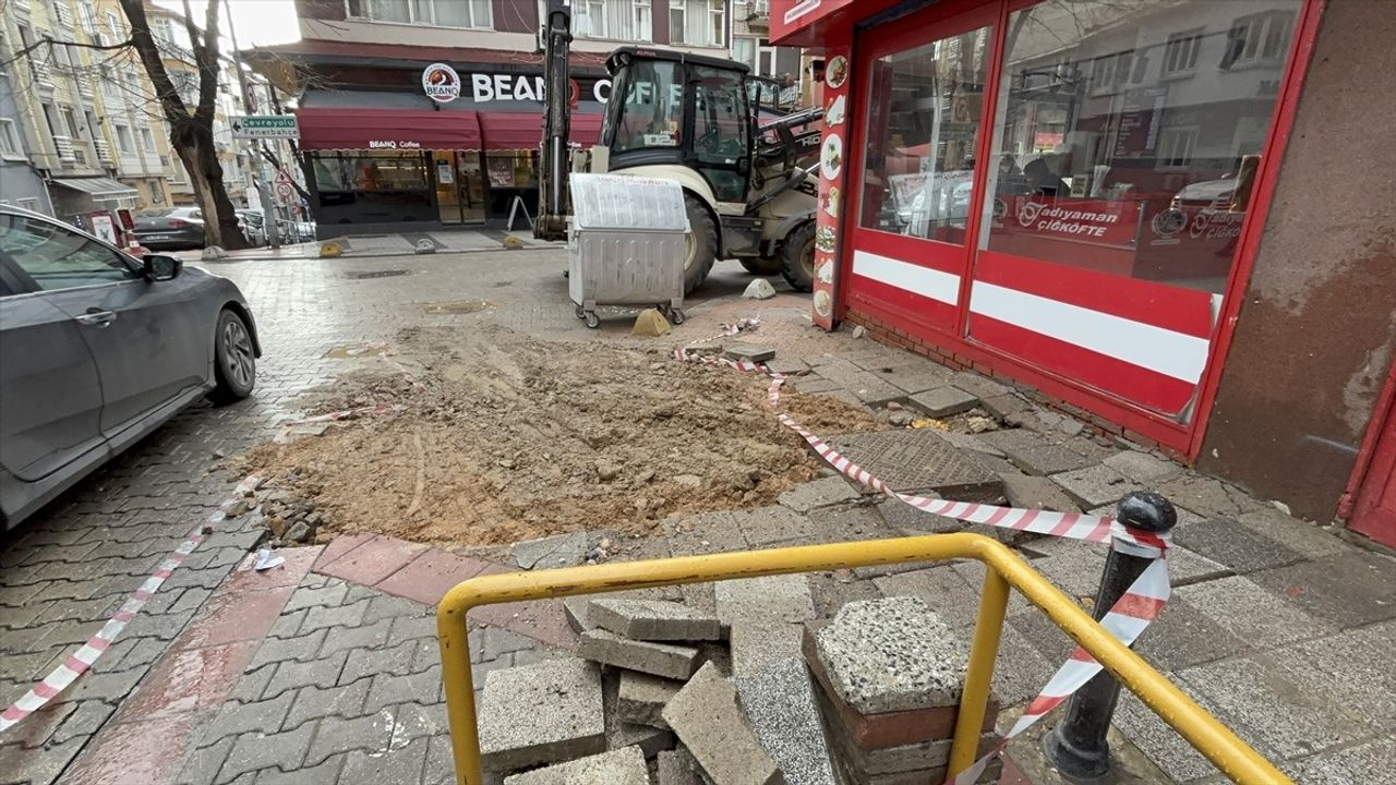 Kadıköy'de Ana Su Şebekesi Patladı, Çalışmalar Tamamlandı