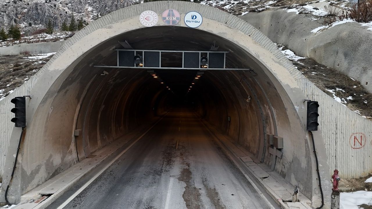 Kahramanmaraş'taki Aşık Mahzuni Şerif Tüneli Çift Taraflı Ulaşıma Açıldı