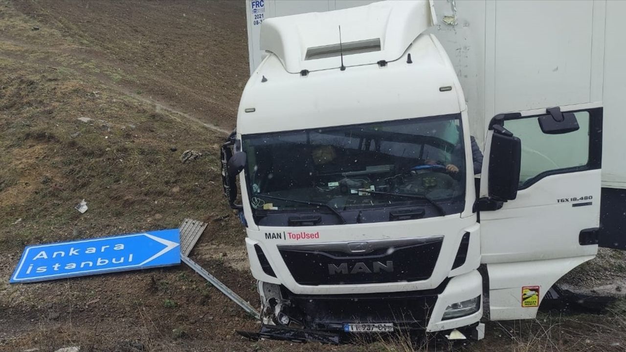 Karabük'te Tırın Şarampole Devrilme Anı Güvenlik Kamerasına Yansıdı