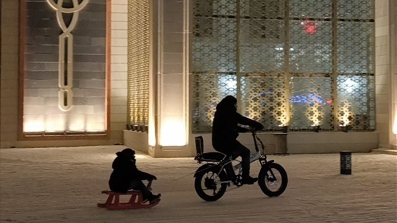 Kars'ta Baba ve Oğlunun Elektrikli Bisikletle Kızak Keyfi