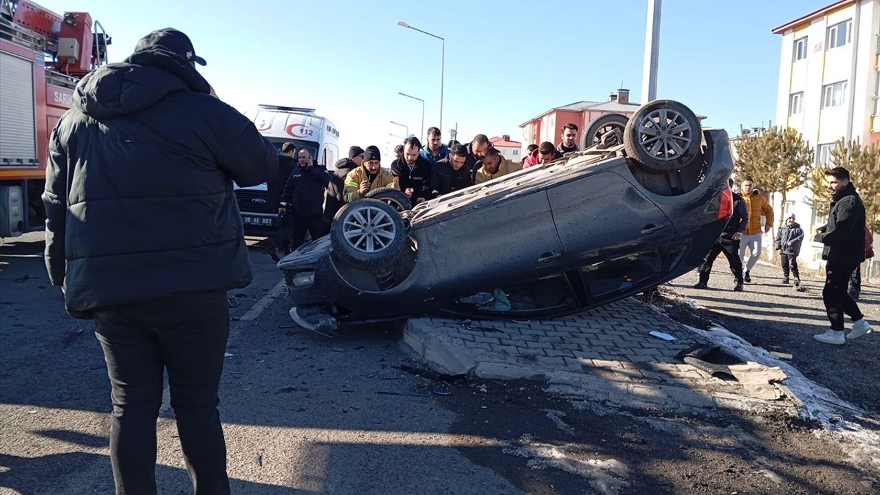 Kars'ta Hafif Ticari Araç ile Otomobil Çarpıştı: 2 Yaralı