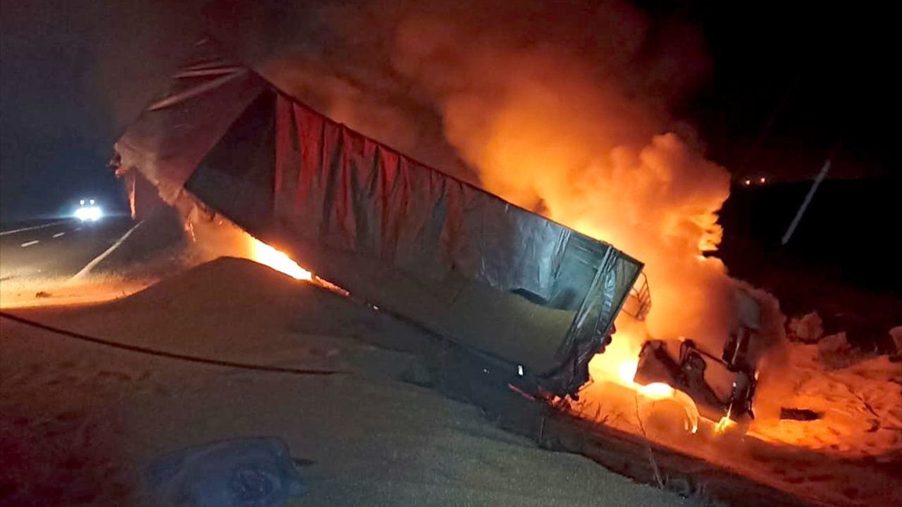 Kars'ta Hafif Ticari Araç ile Tırın Çarpışması: 2 Yaralı