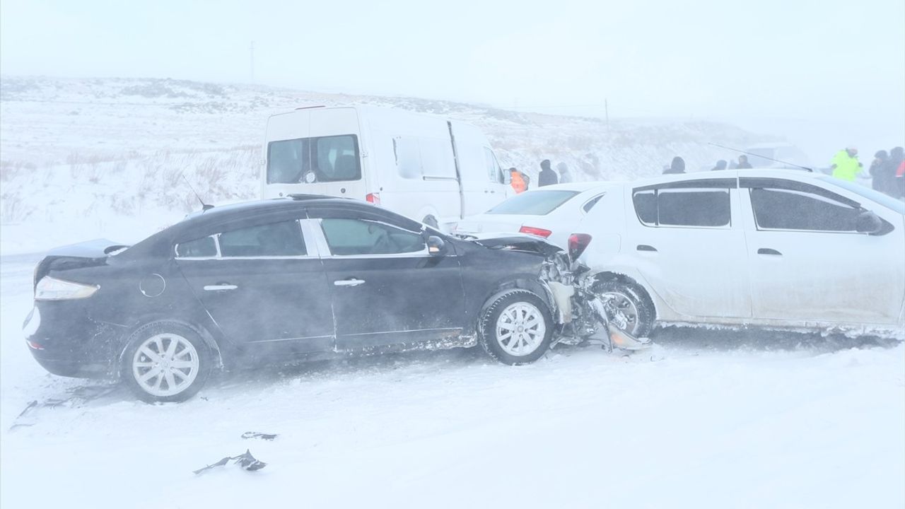 Kars'ta Kar Yağışı Nedeniyle 8 Araçla Zincirleme Trafik Kazası: 1 Yaralı