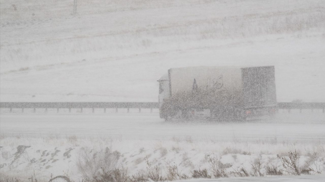 Kars'ta Kar Yağışı ve Tipi Ulaşımı Zorlaştırdı