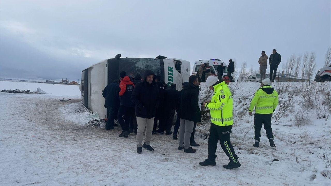 Kars'ta Yolcu Otobüsü Devrildi, Kurtarma Ekipleri Olay Yerinde