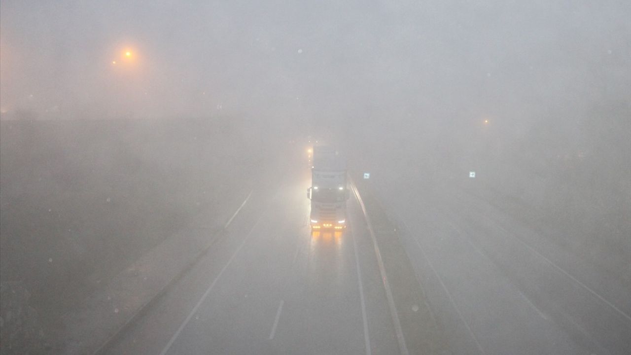 Kastamonu D-100 Kara Yolu'nda Tır Devrildi, Samsun İstikameti Ulaşıma Kapandı