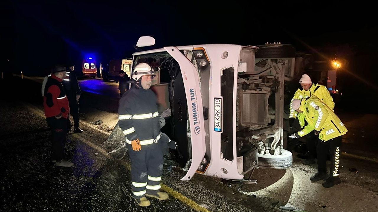 Kastamonu'da Devrilen Midibüste 1 Kişi Hayatını Kaybetti, 23 Kişi Yaralandı