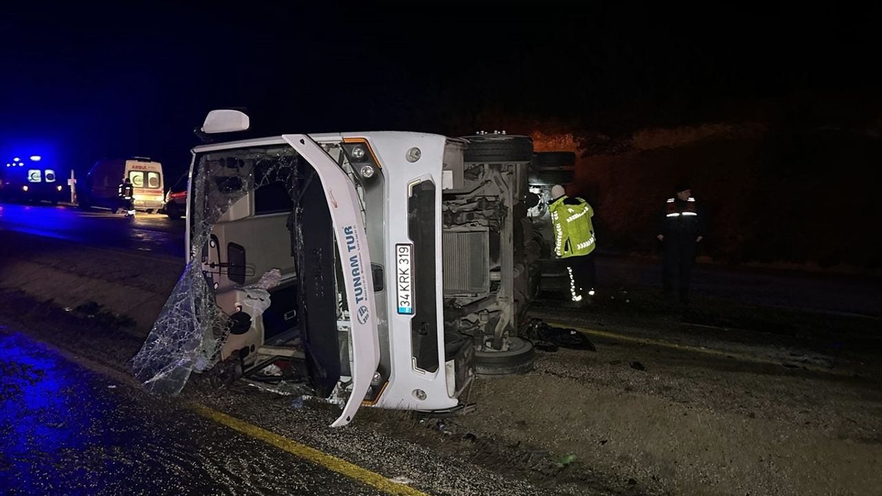 Kastamonu'da Devrilen Midibüste 24 Kişi Yaralandı