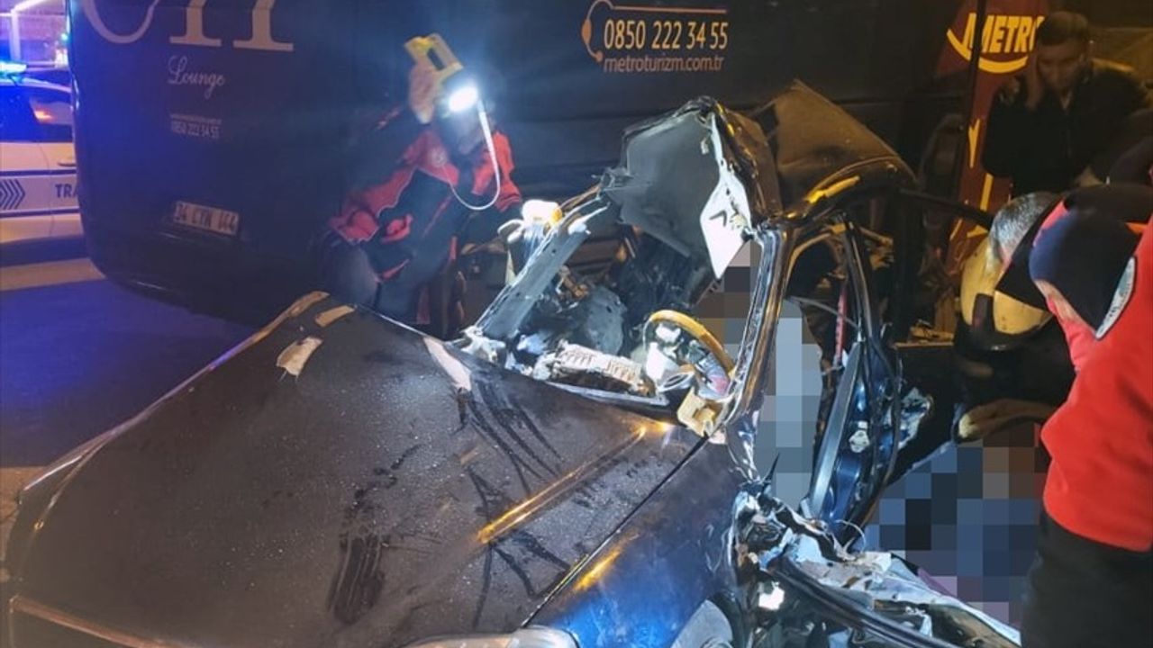 Kayseri'de 2 Otobüs ve 1 Otomobilin Karıştığı Trafik Kazasında 2 Kişi Hayatını Kaybetti