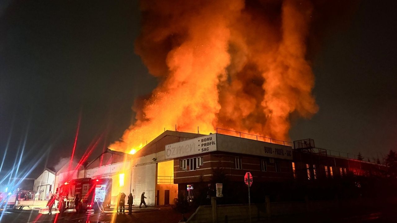 Kayseri'de Fabrika Yangınına Müdahale Ediliyor