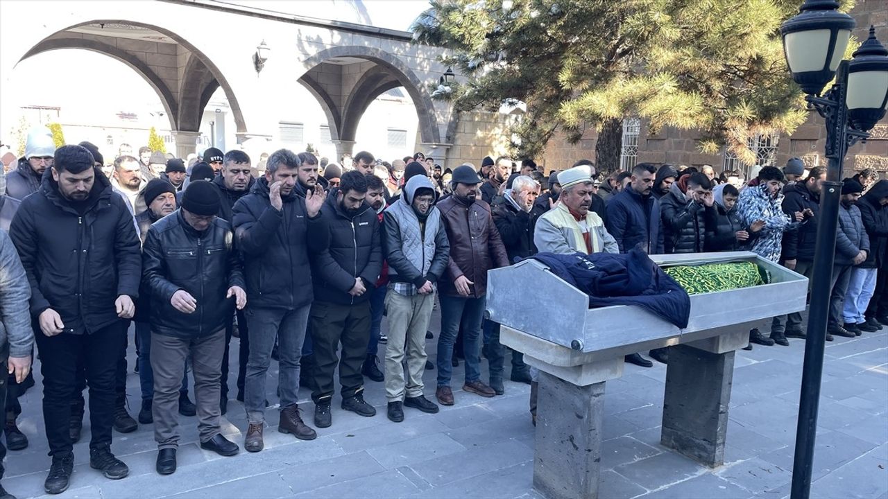 Kayseri'de Mobilya Fabrikası Yangınında Hayatını Kaybeden İşçilerin Cenazeleri Defnedildi
