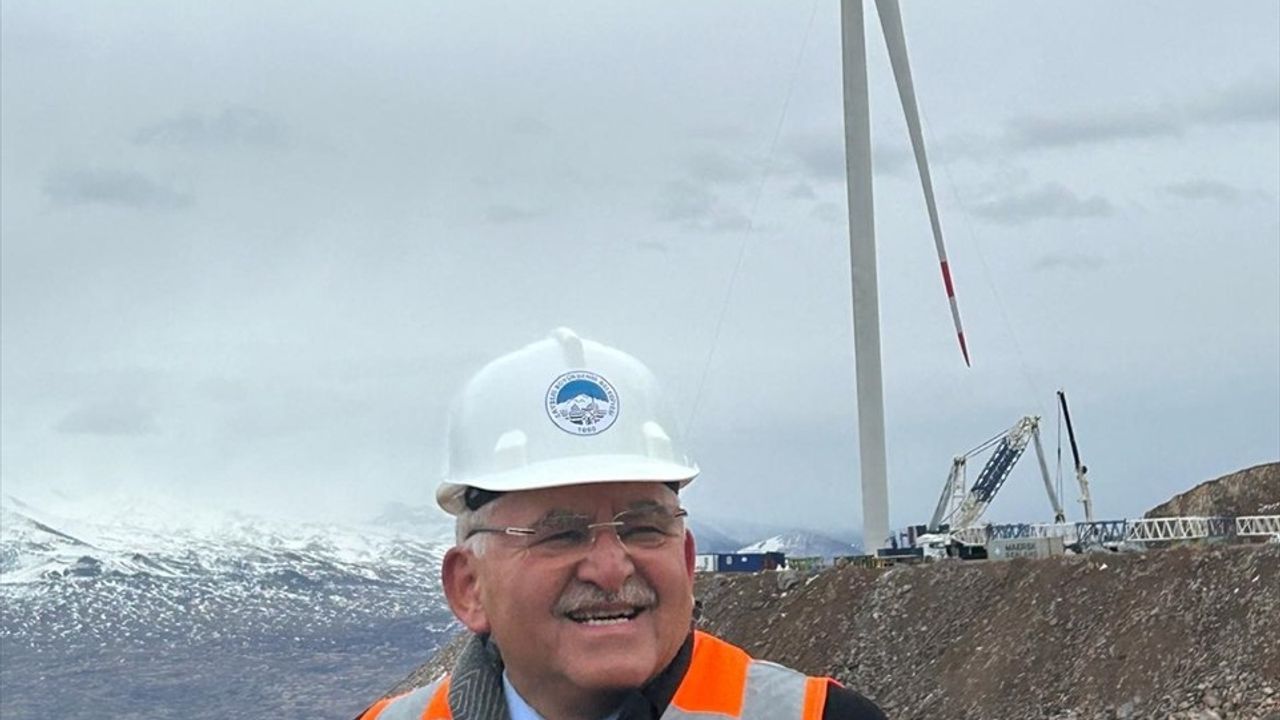 Kayseri'de Rüzgar Enerjisi Projesinde İlk Türbin Montajı Tamamlandı