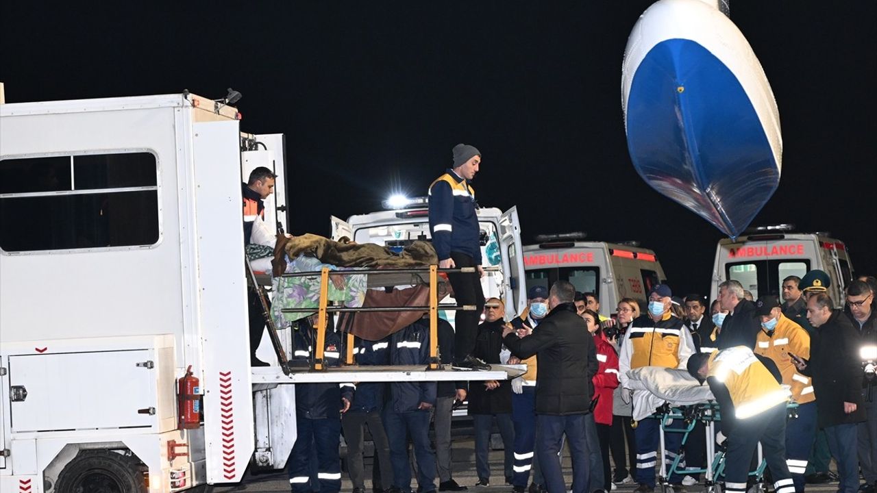 Kazakistan'da Düşen Uçaktan Kurtulan 14 Azerbaycan Vatandaşı Bakü'ye Getirildi