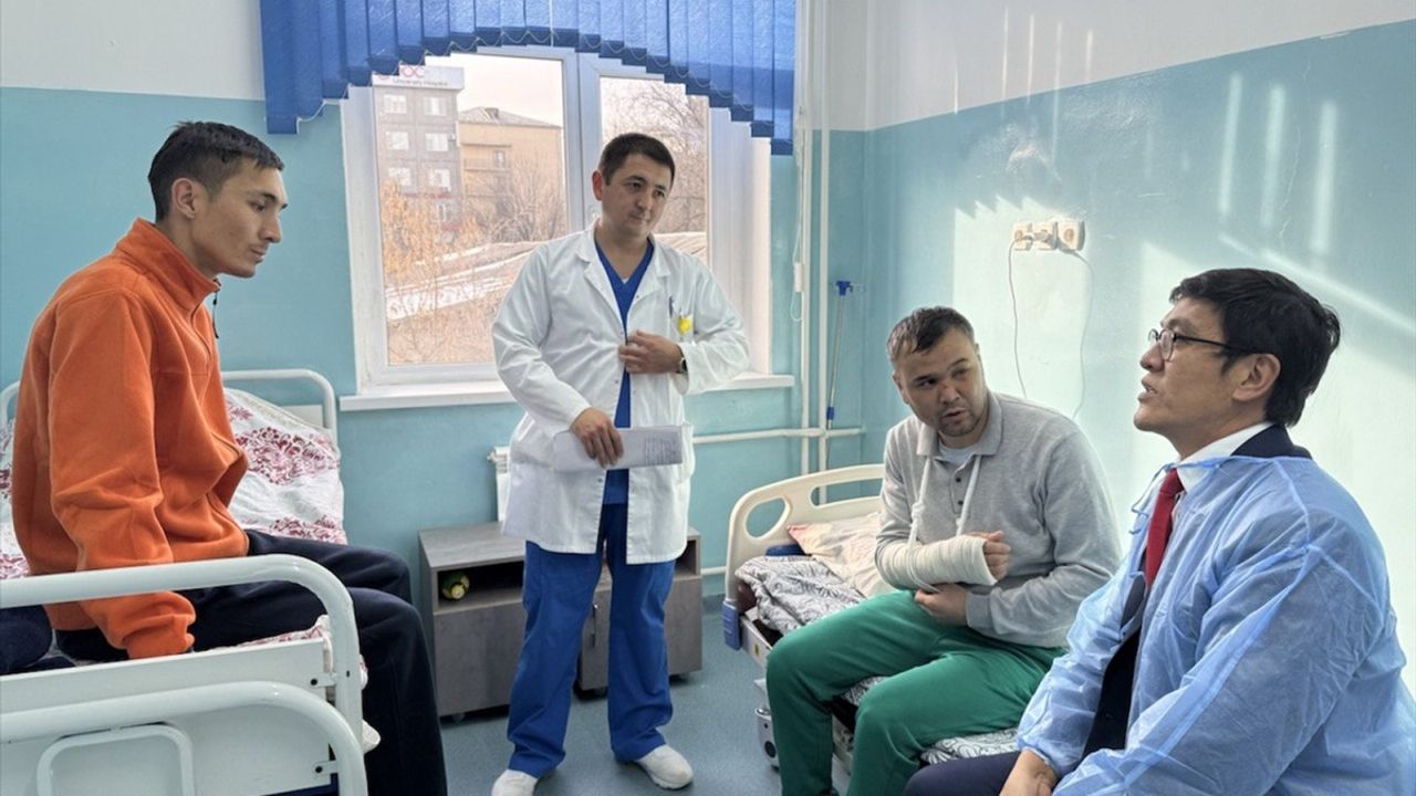 Kazakistan'daki Uçak Kazasından Yaralı Kurtulan 3 Kırgız Vatandaşı Bişkek'e Getirildi