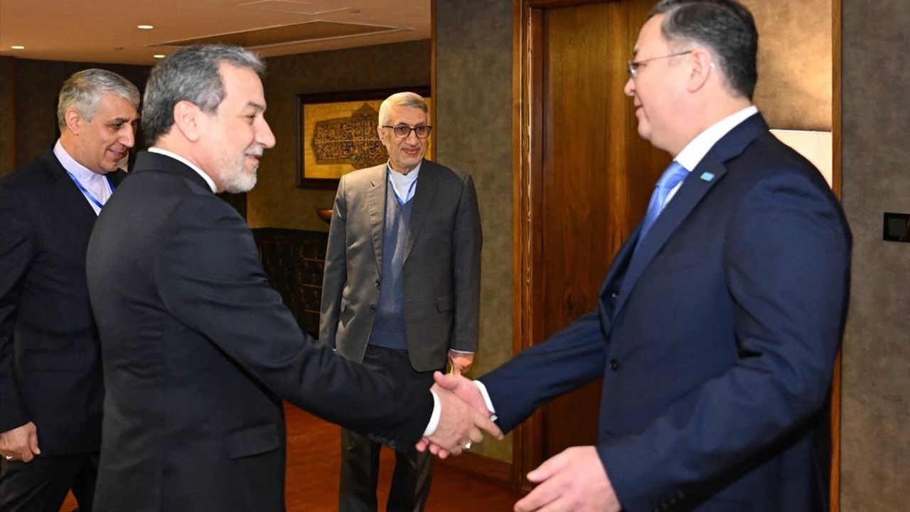Kazakistan ve İran Dışişleri Bakanları Tahran'da Bir Araya Geldi