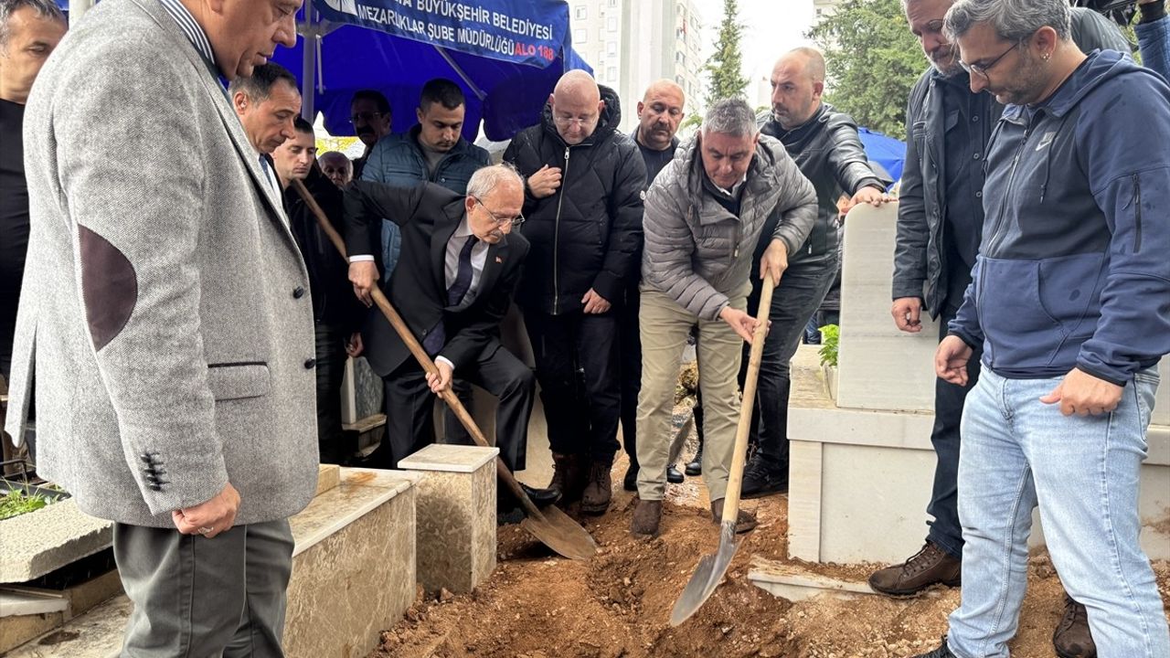 Kemal Kılıçdaroğlu, Antalya'da Dünürü Orhan Nadir'in Cenaze Törenine Katıldı