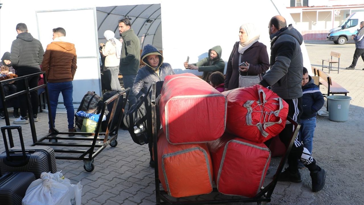 Kilis'teki Öncüpınar Gümrük Kapısı'ndan Suriyelilerin Ülkelerine Dönüşü Devam Ediyor