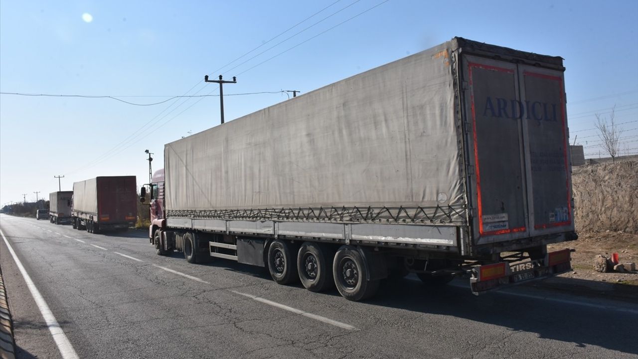 Kilis'ten Suriye'ye 4 Tır İnsani Yardım Gönderildi