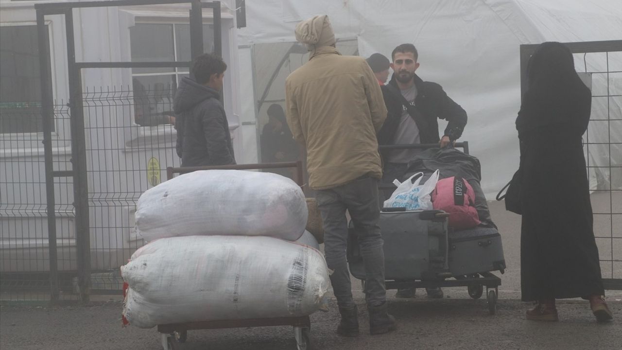 Kilis'ten Suriye'ye Dönüşler Sürüyor: Suriyelilerin Ülkelerine Dönüş Coşkusu