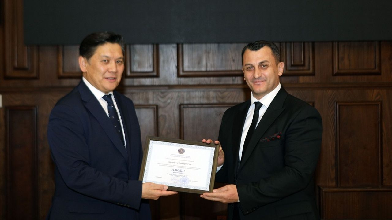 Kırgızistan Dışişleri Bakanlığı Anadolu Ajansı’na Ödül Verdi