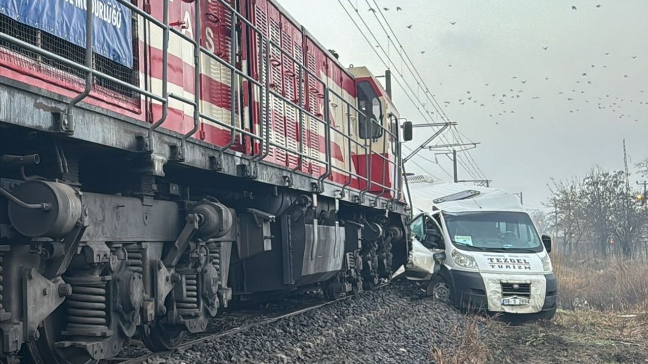 Kırklareli'de Hemzemin Geçitte Tren Servis Minibüsüne Çarptı: 2 Yaralı