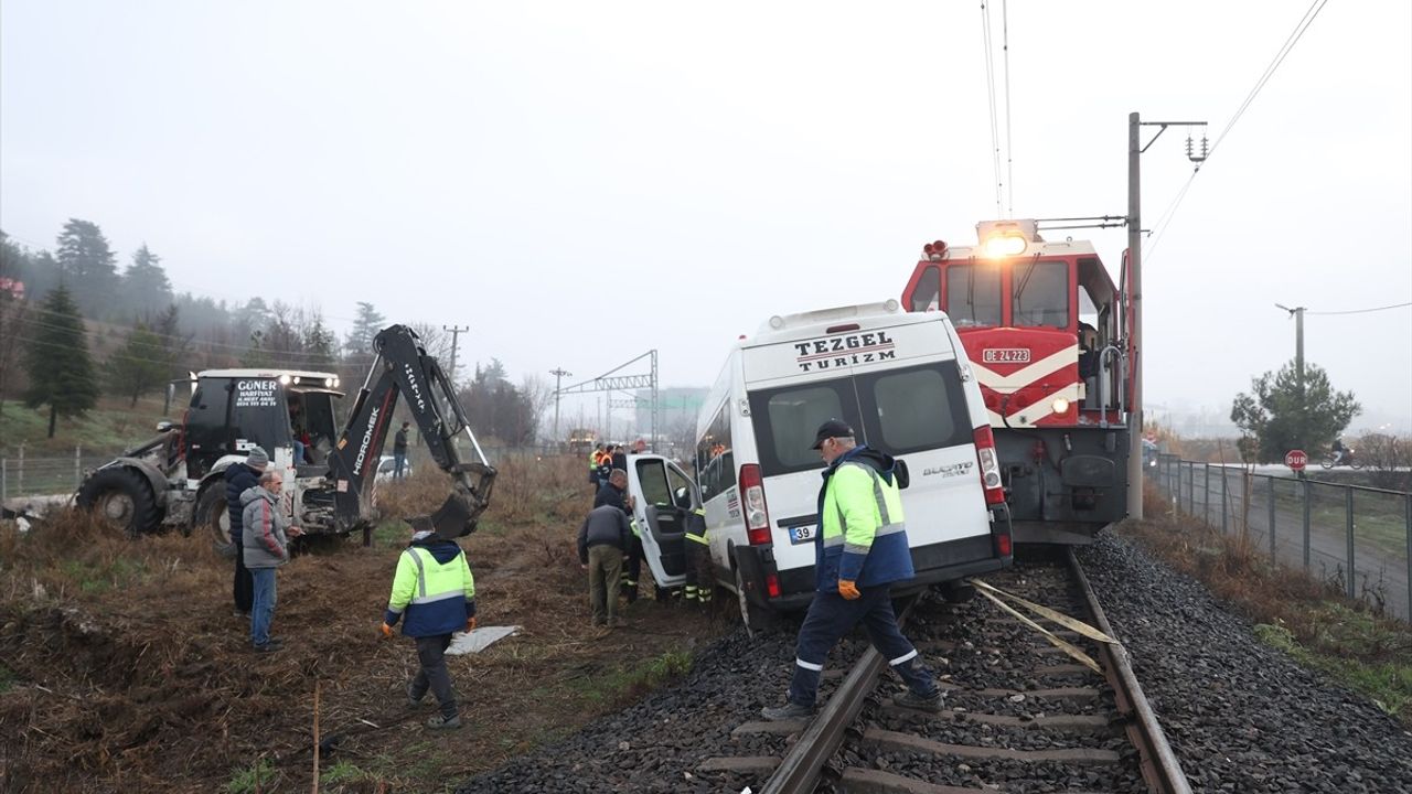 Kırklareli'de Hemzemin Geçitte Tren Servis Minibüsüne Çarptı: 2 Yaralı