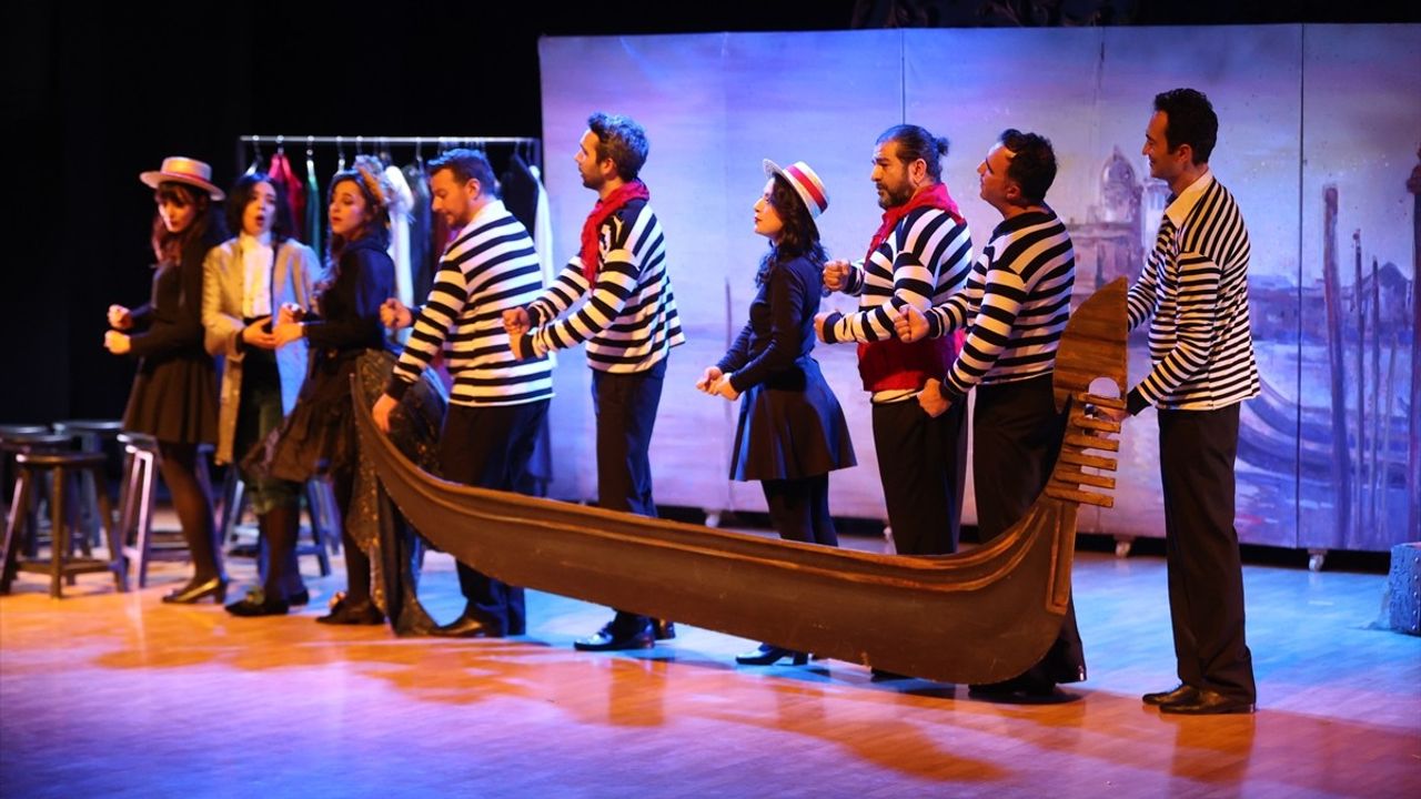 Kırklareli'nde 'Öylesine Bir Dinleti' Müzikli Oyunuyla Sanatseverlerle Buluştu