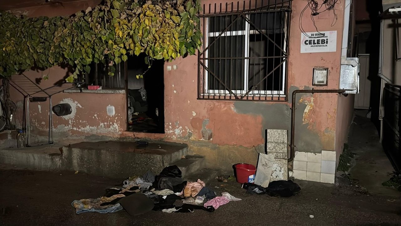 Kocaeli'de Apartman Dairesinde Çıkan Yangın İtfaiye Ekipleri Tarafından Söndürüldü