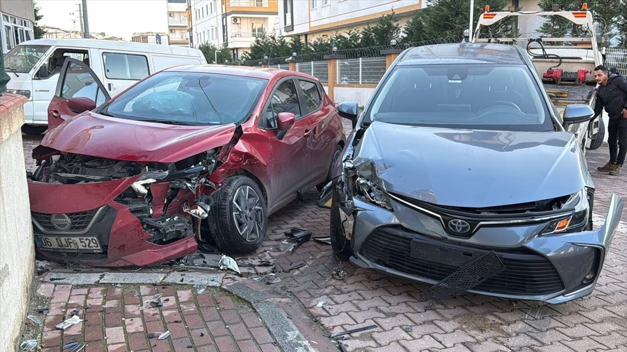 Kocaeli'de İki Otomobil Çarpıştı: 3 Yaralı