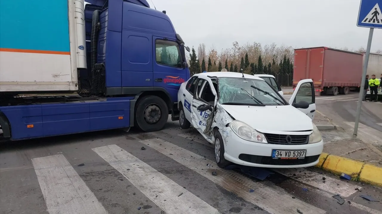Kocaeli'de Tır ile Otomobilin Çarpışması: 3 Yaralı