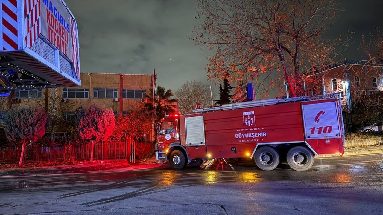 Kocaeli'nin Gebze İlçesindeki Kablo Fabrikasında Yangın Çıktı