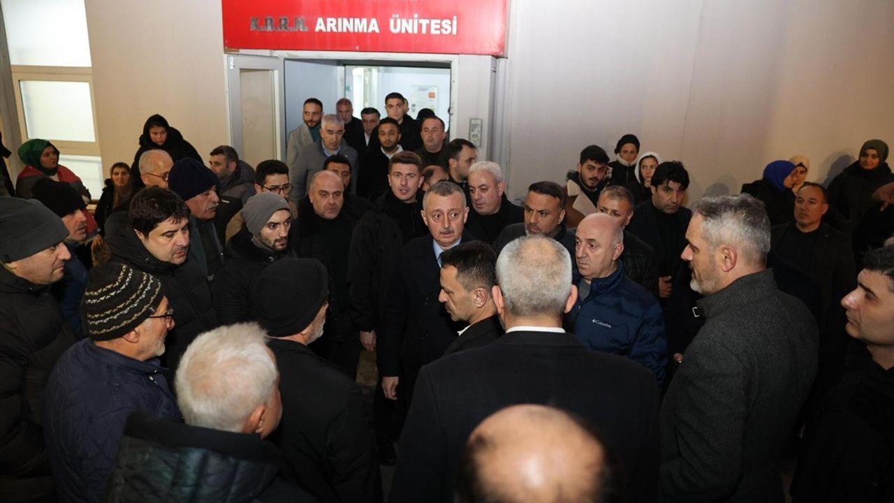 Kocaeli Valisi İlhami Aktaş, Doğal Gaz Patlamasında Yaralananları Hastanede Ziyaret Etti