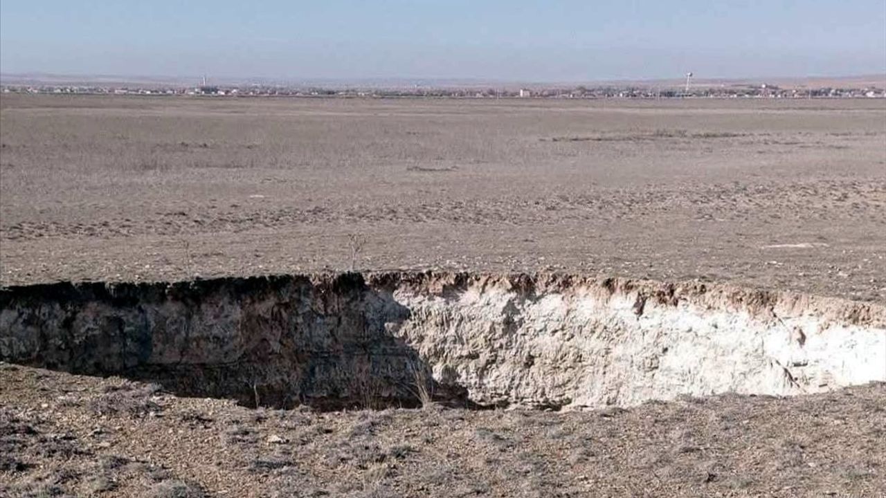 Konya'da 13 Metre Derinliğinde Obruk Meydana Geldi