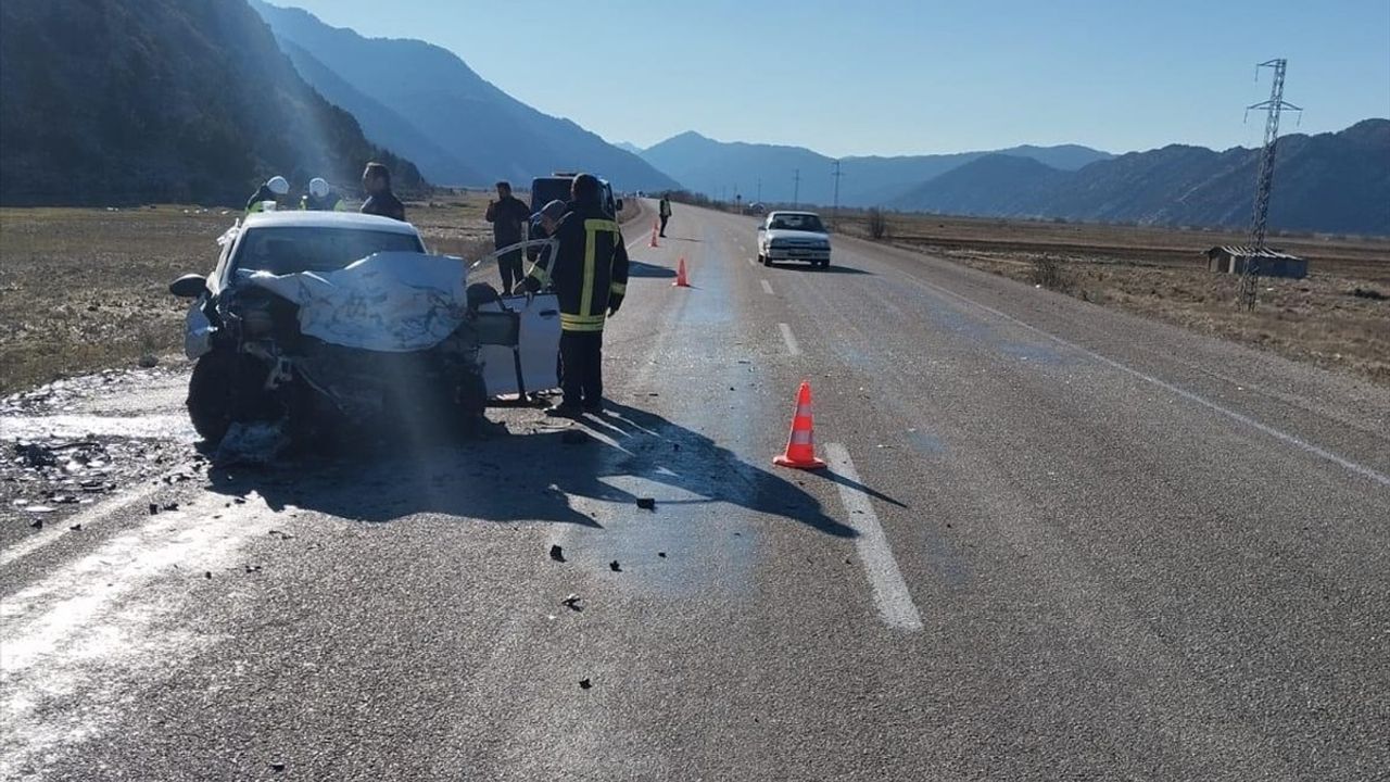 Konya'da Trafik Kazası: 2 Kişi Hayatını Kaybetti, 1 Yaralı