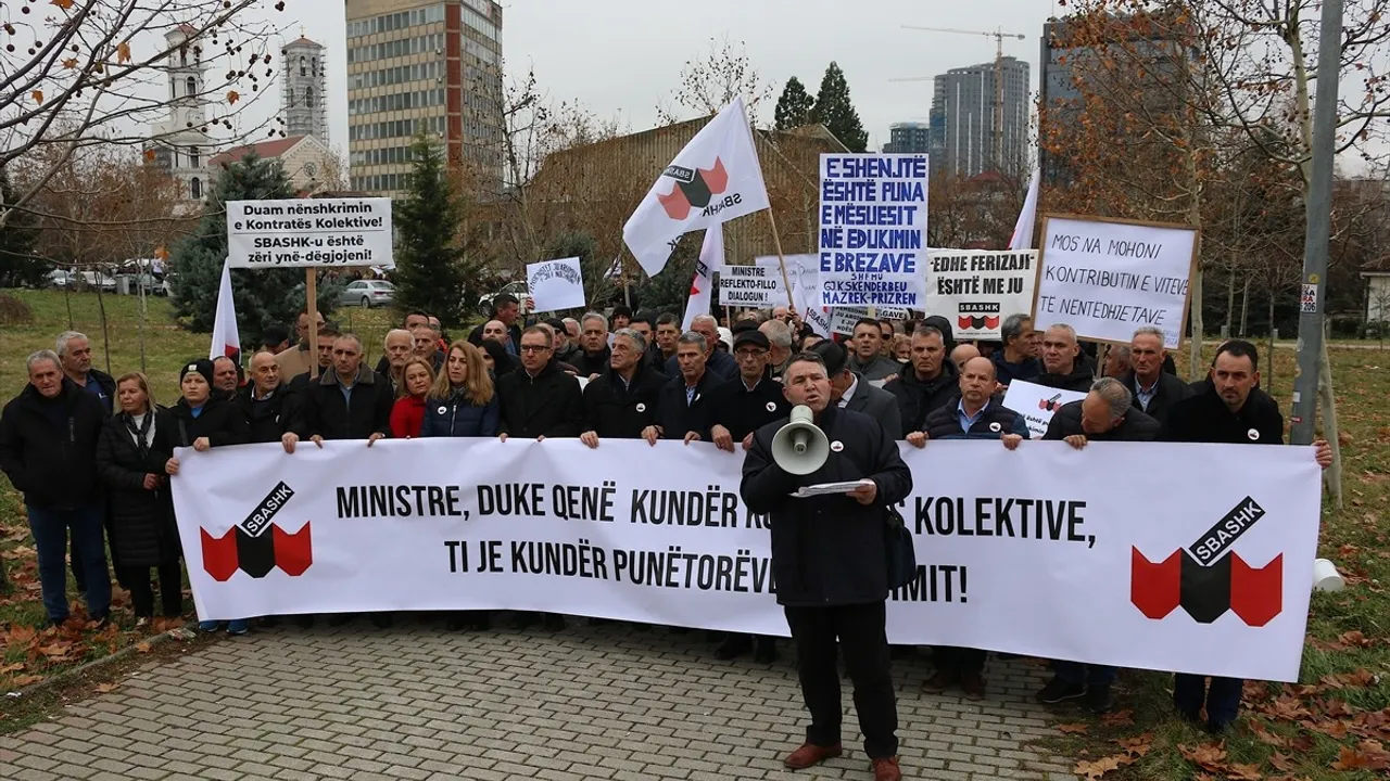 Kosova'da Öğretmenler Maaş Artışını Protesto Etti