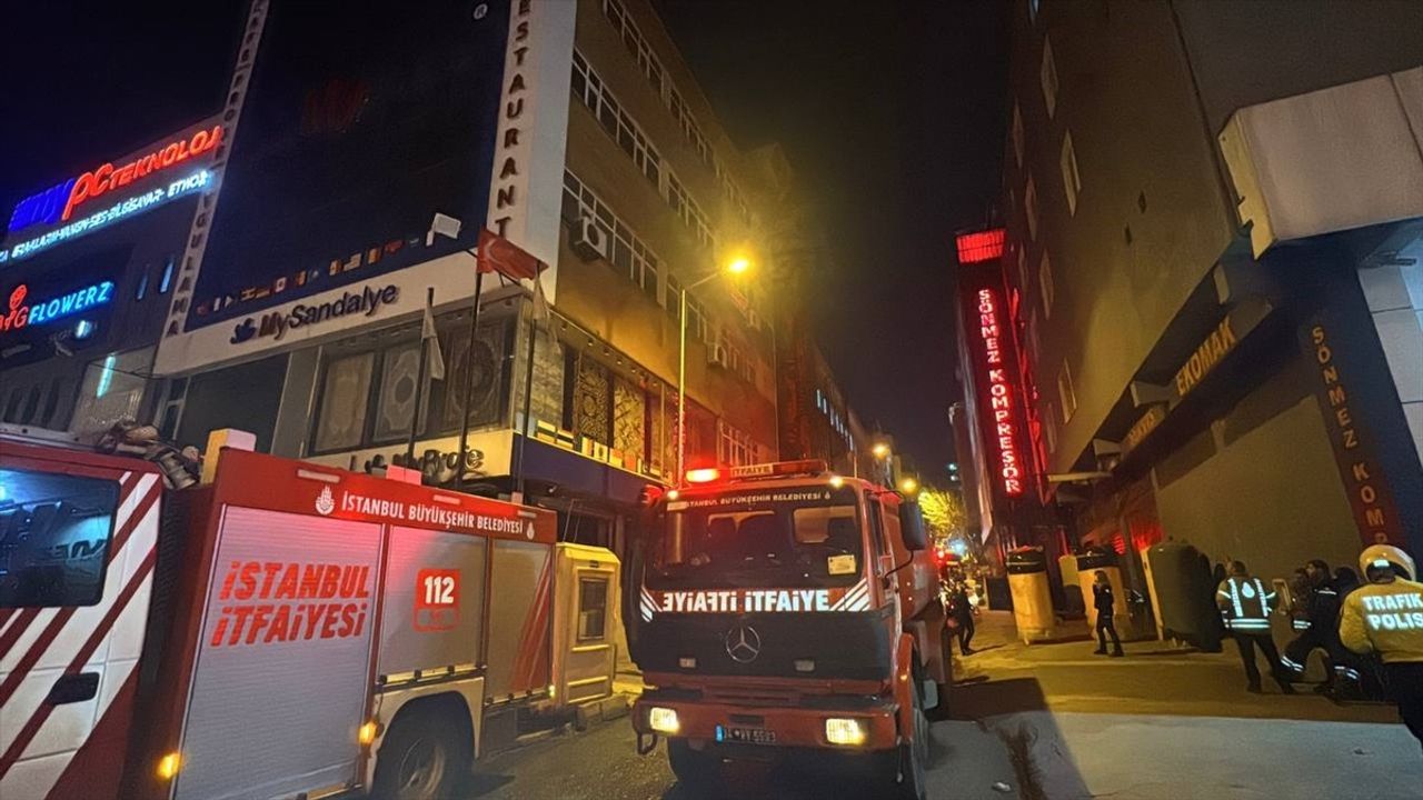 Küçükçekmece'de Kuş Kümesinden Çıkan Yangın 3 Çatıyı Zarar Tuttu