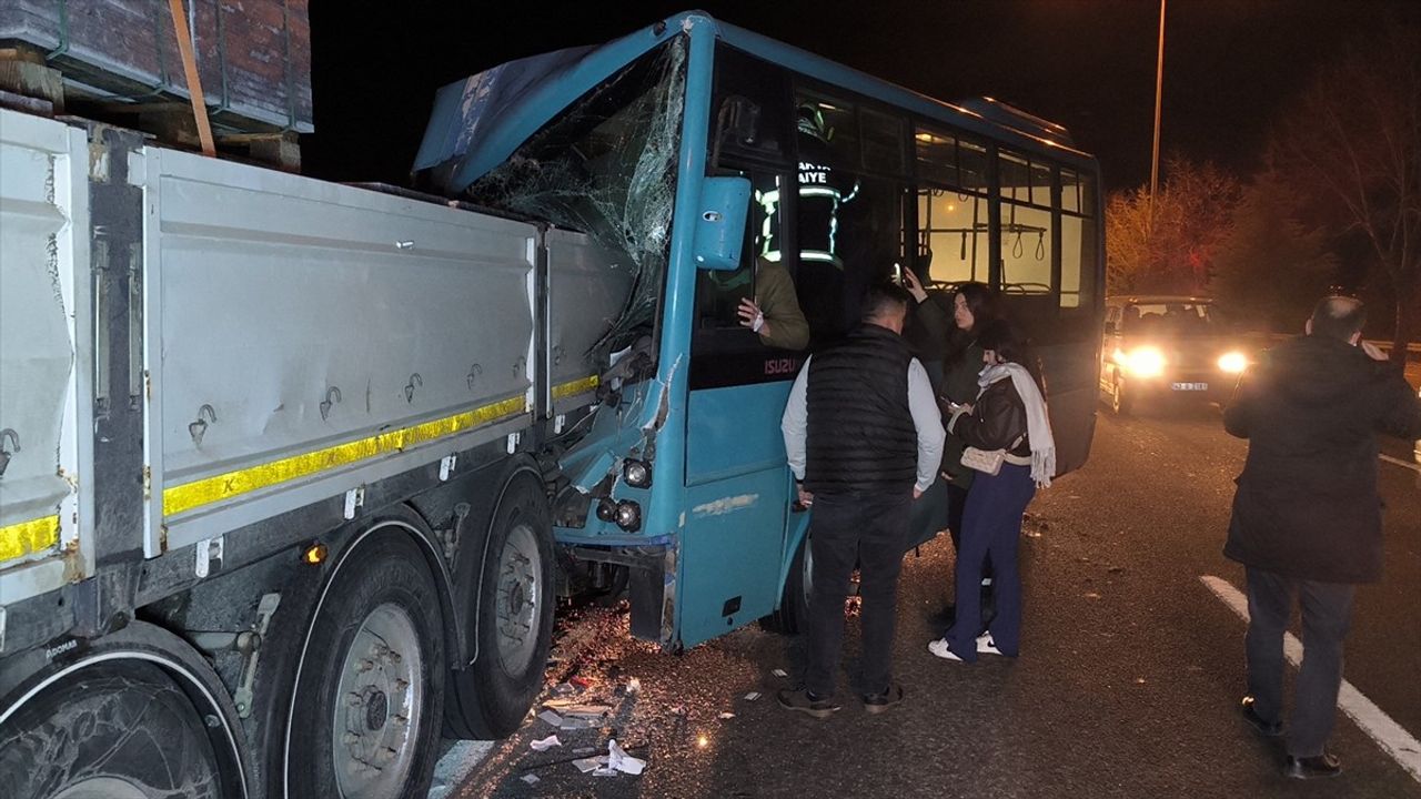 Kütahya'da Otobüs Kazası: Sürücü Yaralandı