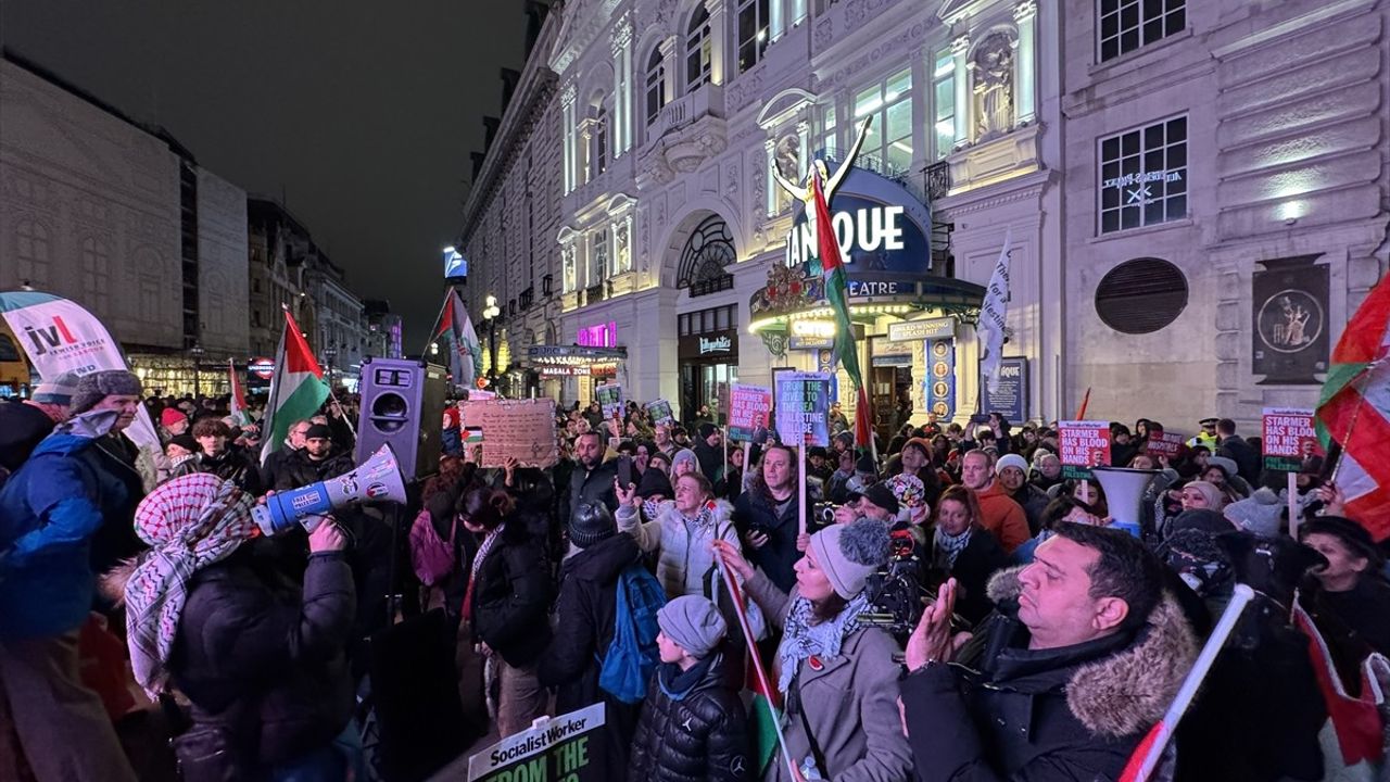 Londra'da İsrail'in Gazze'deki Sağlık Altyapısına Yönelik Saldırılara Protesto Düzenlendi