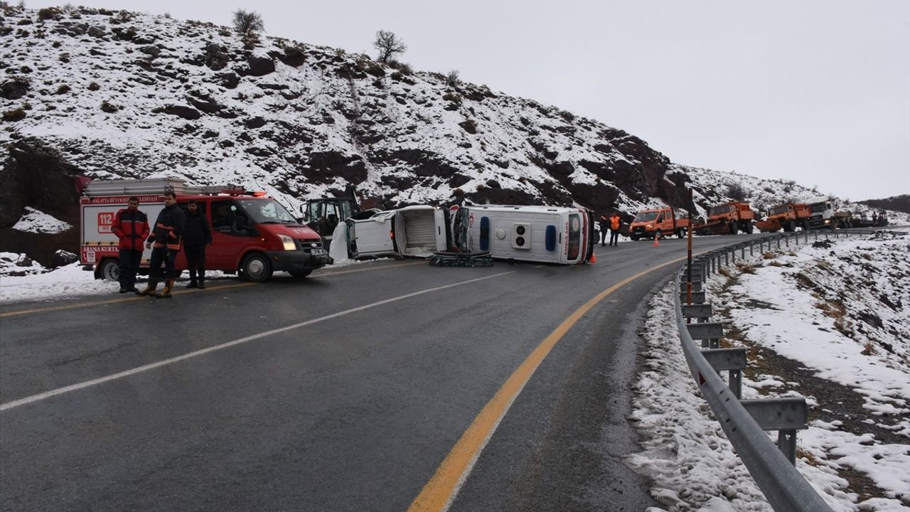 Malatya'da Ambulans ile Kamyonet Çarpıştı, 7 Kişi Yaralandı