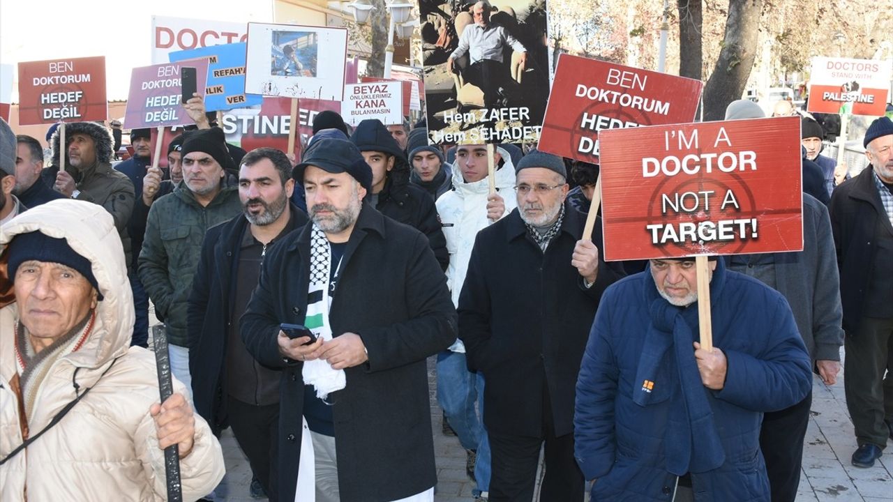Malatya'da Sağlık Çalışanları İsrail'in Filistin Saldırılarını Protesto Etti