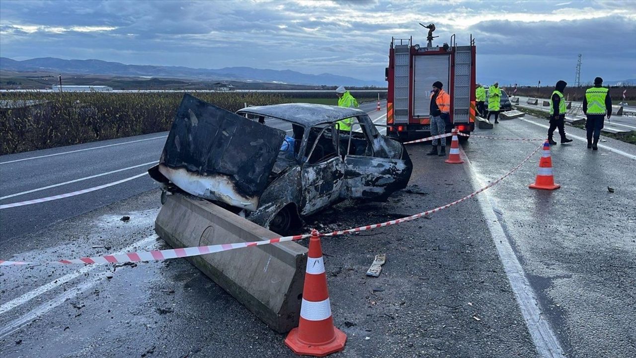 Manisa'da Bariyere Çarpan Otomobil Yandı: Bir Çift Hayatını Kaybetti