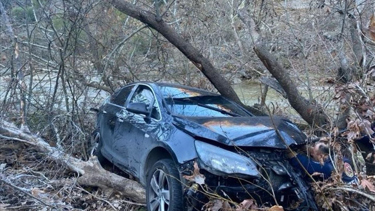 Manisa'da Otomobil Şarampole Düşerek 3 Kişiyi Yaraladı