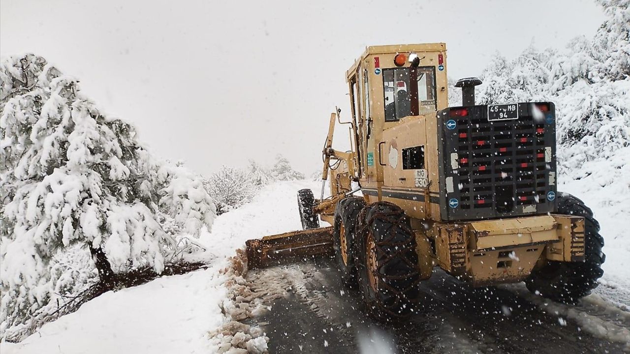 Manisa'nın Yüksek Kesimlerinde Kar Yağışı Etkili Oluyor