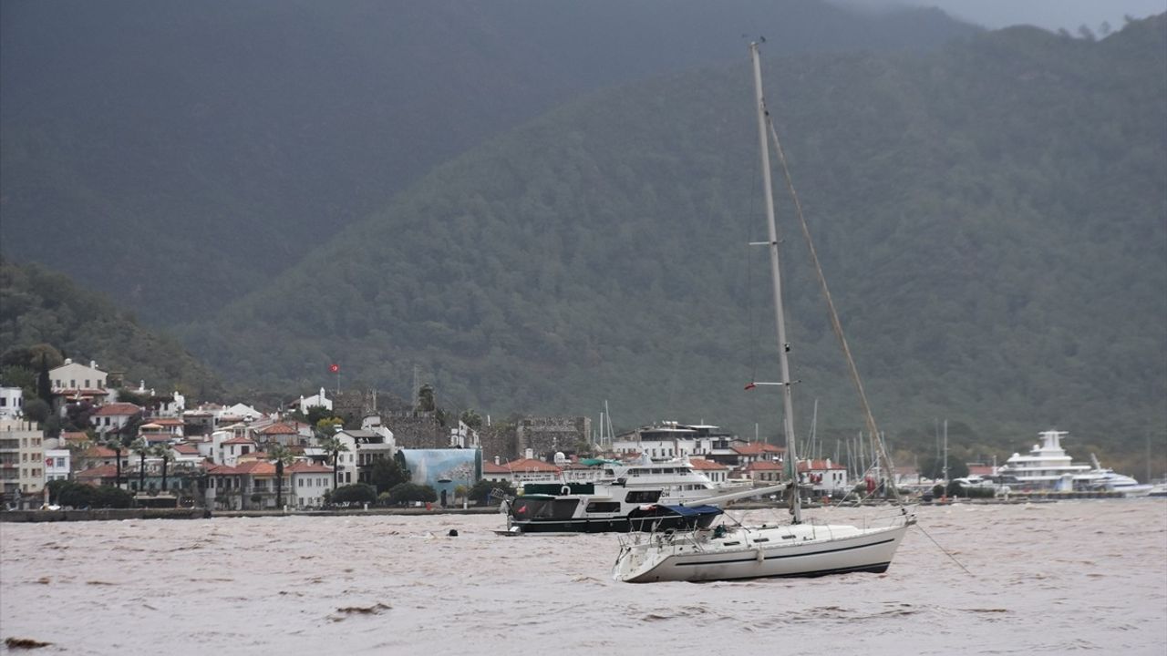 Marmaris'te Şiddetli Sağanak Yağış Etkisini Gösterdi
