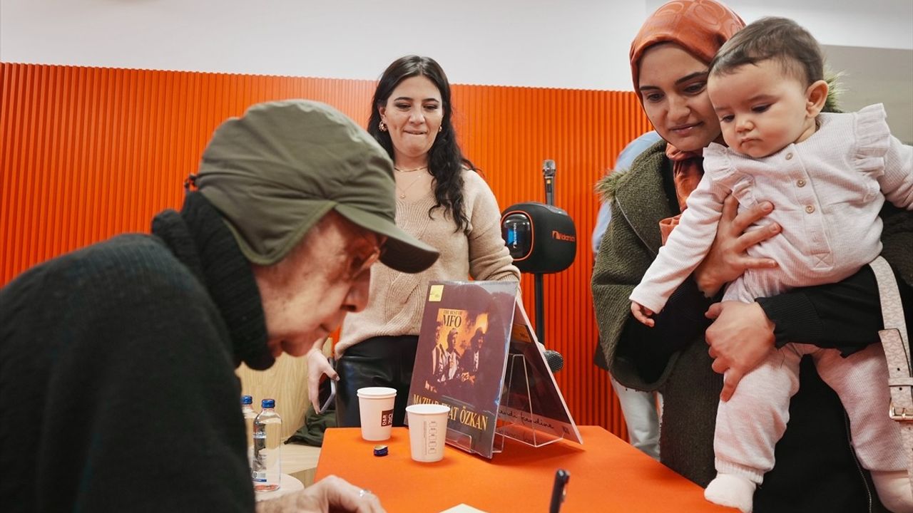 Mazhar Alanson Yeni Kitabı 'Sanatçının Öyküsü'nü İmzaladı