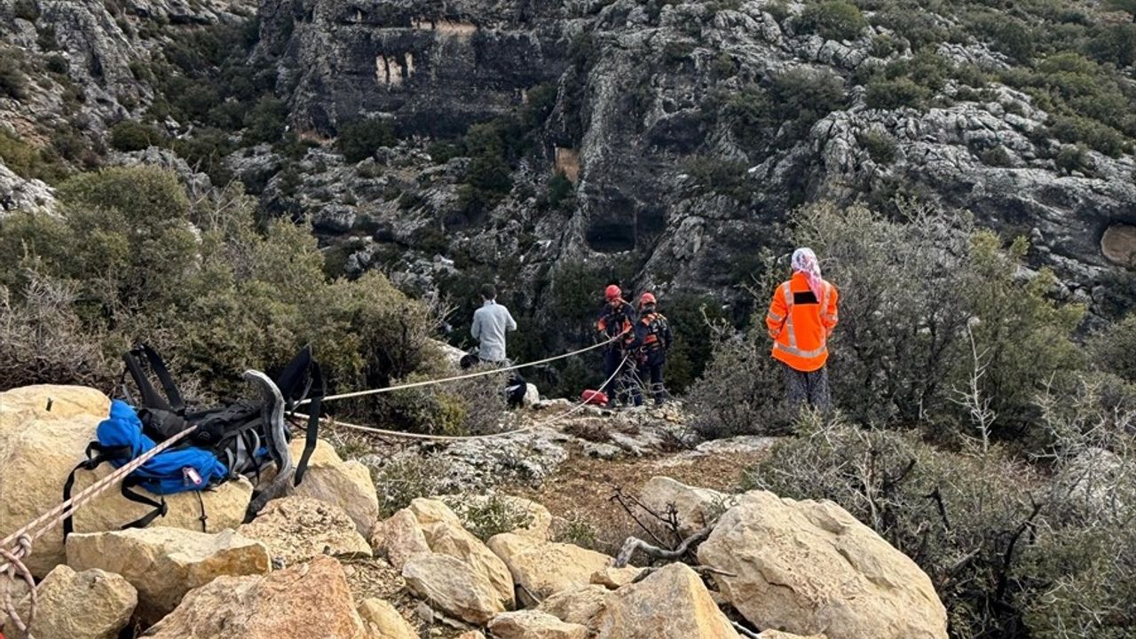 Mersin'de 6 Gün Uçurumda Mahsur Kalan Keçi İtfaiye Tarafından Kurtarıldı