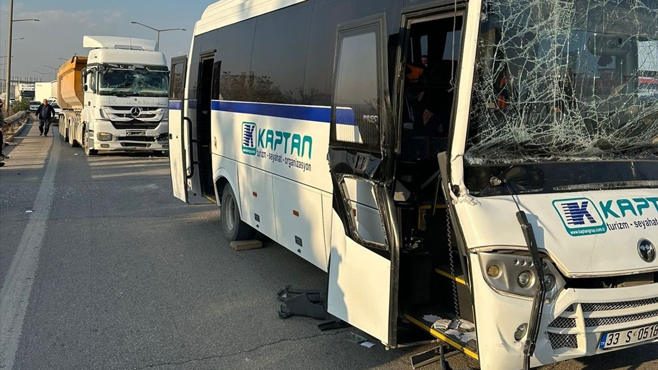 Mersin'de Zincirleme Trafik Kazasında 5 Kişi Yaralandı