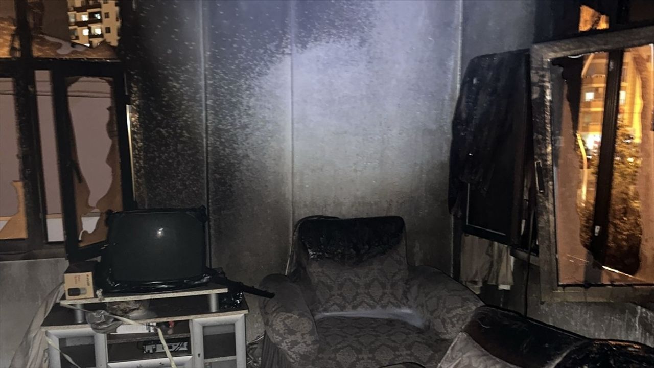 Mersin Tarsus'ta Ev Yangını: 3 Kişi Dumandan Etkilendi