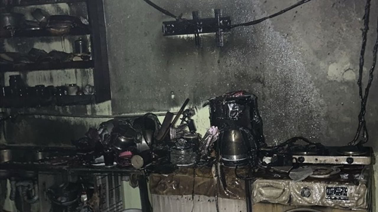 Mersin Tarsus'ta Narenciye Fabrikası Lojmanında Yangın Söndürüldü