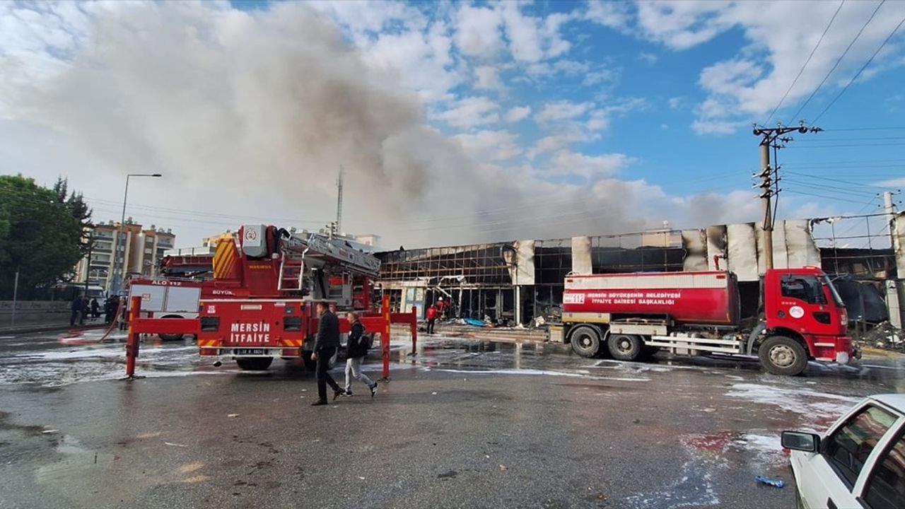 Mersin Tarsus'ta Yangın İki Marketi Vurdu